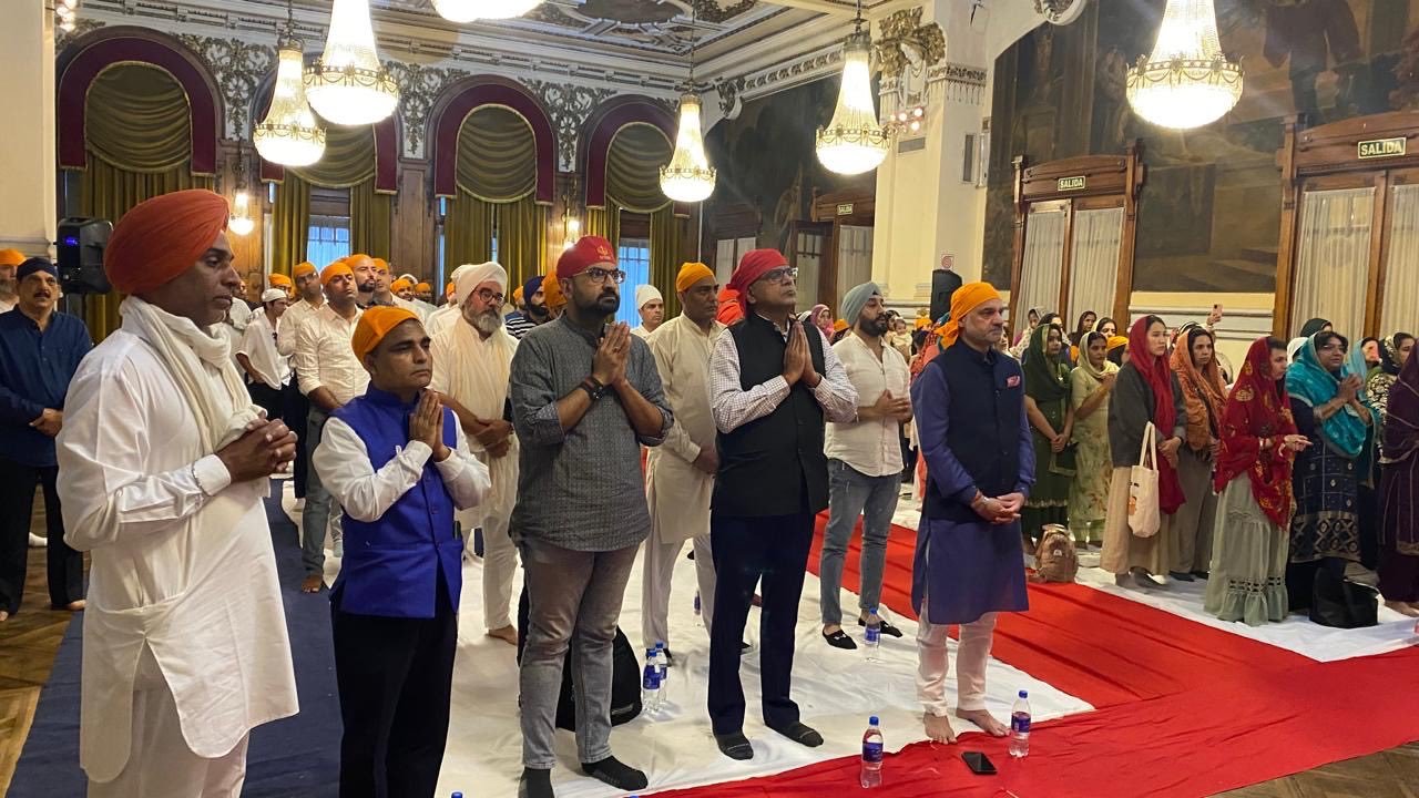 Ambassador Dinesh Bhatia celebrated 555th birth anniversary of Guru Nanak Dev Ji with Indian community & argentine followers of Sikhism.