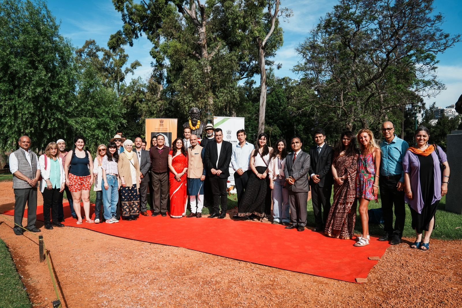 Ambassador Dinesh Bhatia, joined by Leonardo Cifelli, Culture Secretary, paid floral tributes to Gurudev Rabindranath Tagore