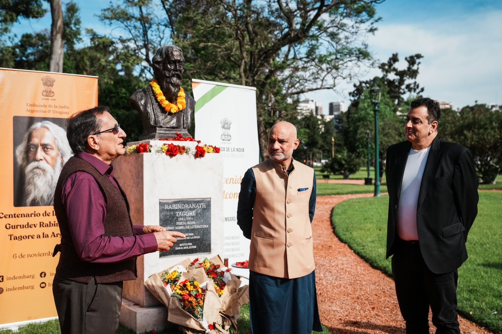 Ambassador Dinesh Bhatia, joined by Leonardo Cifelli, Culture Secretary, paid floral tributes to Gurudev Rabindranath Tagore
