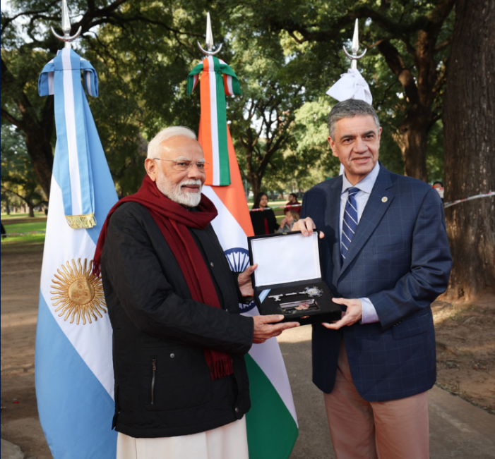 Hon’ble Prime Minister Shri Narendra Modi received the Key to the City from Mr. Jorge Macri, Head of Government of the City of Buenos Aires