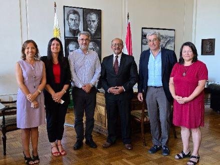 During his visit to Uruguay, Ambassador Ajaneesh Kumar met with Justo Onandi (Interim Mayor of Montevideo) at the City Hall. He also met with General Mario Stevenazzi (Chief of Staff of the Ejercito del Uruguay) and Dr. Mariana García, the Ambassador of Uruguay to the Mission #ShakthiSAT. Further, Ambassador met officials at Cancillería Uruguay to discuss the topics of bilateral and multilateral importance.