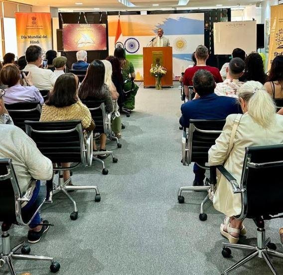 Vishwa Hindi Divas (World Hindi Day) was celebrated by the Embassy of India in Argentina with the participation of over 60 members of the Indian diaspora and Friends of India. In his speech, Ambassador Ajaneesh Kumar highlighted the importance of Hindi as a communicative link for many nations and people.