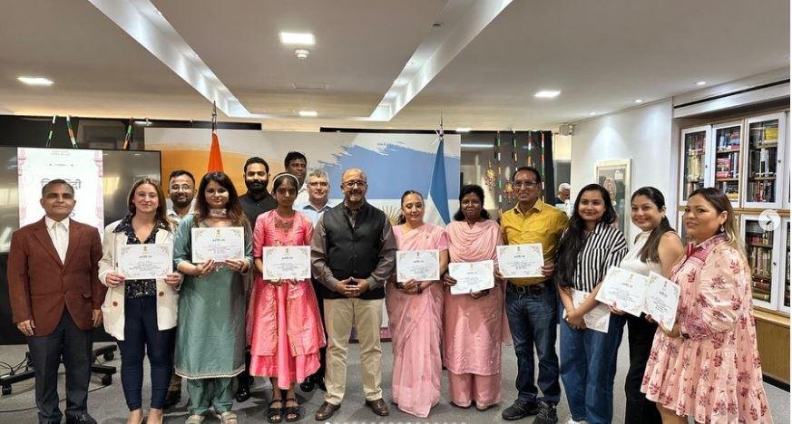 The prize distribution ceremony for the World Hindi Diwas celebration at the Chancery was held on 17th February. On this occasion, Ambassador Ajaneesh Kumar presented certificates and prize money to the winners of the competitions held in all six (6 )categories.