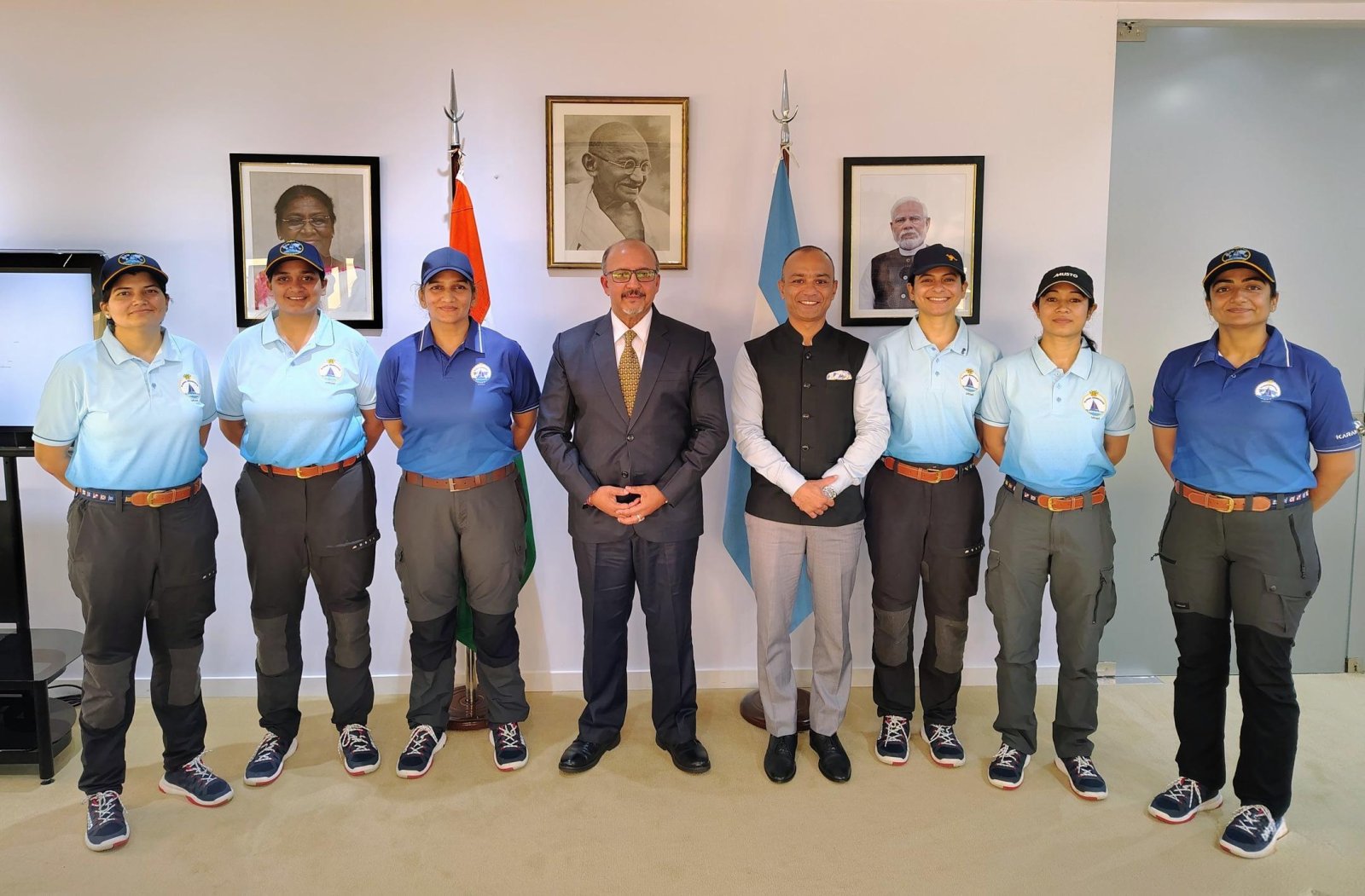 Ambassador Ajaneesh Kumar welcomed six members of the crew of the Indian Army Sailing Vessel (IASV) “Triveni” who are currently making their port call in Buenos Aires, Argentina.