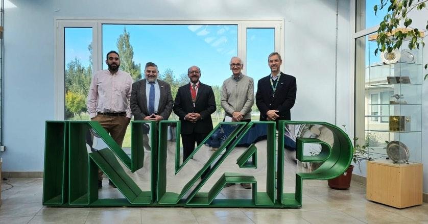 During his visit to Bariloche on 26-27 March, Ambassador Ajaneesh Kumar was welcomed at INVAP Argentina, Instituto Balseiro and Fundacion INTECNUS. He met the authorities Dr. Vicente Campenni, General Manager and Eng. Ignacio Grossi, Deputy General Manager, as well as Eng. Luis Rovere, Vice President of CENEA and Dr. Graciela Bertolino, Director of Instituto Balseiro.