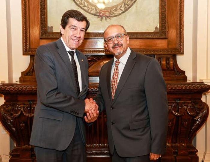 During his visit to the province of Jujuy, the Ambassador met with the Governor, Dr. Carlos Sadir. He was accompanied by the Vice Governor, Alberto Bernis, the Chief of Staff, Héctor Freddy Morales, the Minister of Health, José Manzur, and the Minister of Finance, Eduardo Federico Cardozo.