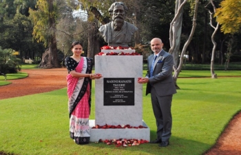 Ambassador Dinesh Bhatia visited the bust of Gurudev Rabindra Nath Tagore at Parque Rosedal
