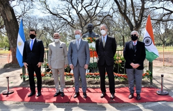 Foreign Minister Felipe Sola along with Ambassador Dinesh Bhatia paid floral respects to conclude the two-year celebrations of the 150th Anniversary of Mahatma Gandhi 