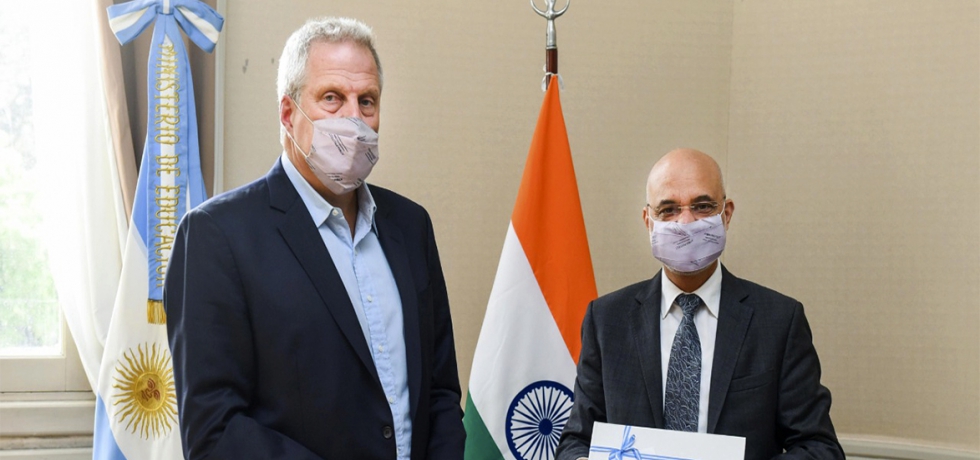 Ambassador Dinesh Bhatia met Education Minister Jaime Pereczyk