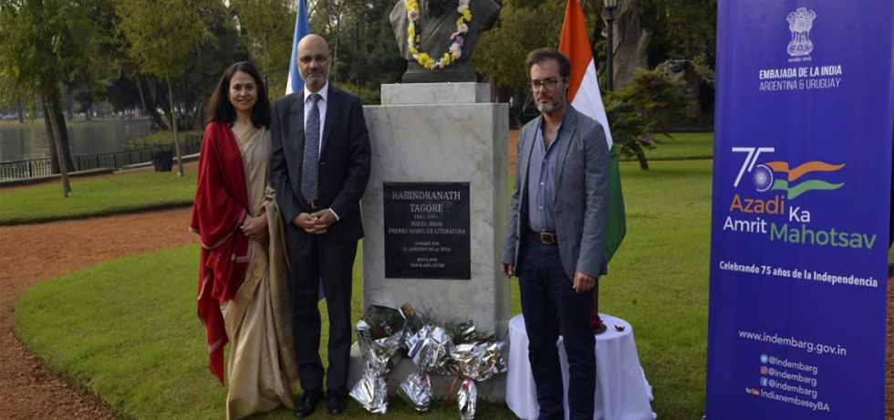 Ambassador Dinesh Bhatia & Enrique Avogadro, Minister of Culture of Buenos Aires Government City, paid floral tributes at the bust of Rabindranath Tagore