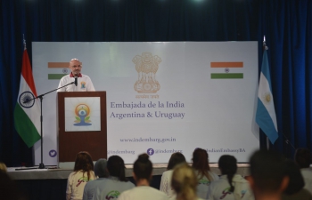 Ambassador Dinesh Bhatia & Argentine yoga practitioners joined the 