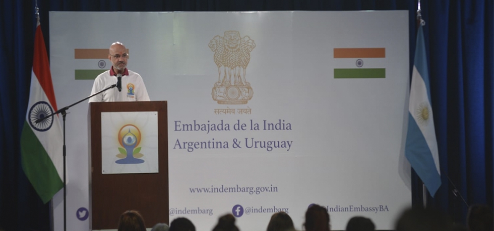 Ambassador Dinesh Bhatia & Argentine yoga practitioners joined the 