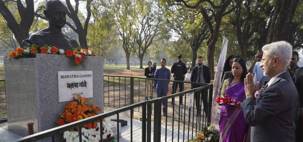 EAM Dr. S. Jaishankar paid homage before the bust of  Mahatma Gandhi at Republica de la India street on 26 August 2022