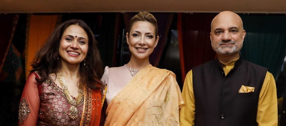 Mrs. Seema Bhatia, spouse of Ambassador Dinesh Bhatia received First Lady,  Fabiola Yanez at 'Aromas de la India' Event. 