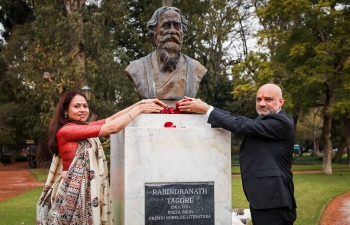 El Embajador Dinesh Bhatia rindió tributo floral en el busto de Rabidranath Tagore para celebrar el aniversario de su nacimiento junto con amigos de la India y Académicos Argentinos