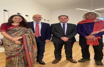 El Embajador Dinesh Bhatia y la Sra. Seema Bhatia visitaron Espacio Om - Escuela de Ayurveda y Yoga en Buenos Aires