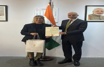 El Embajador Dinesh Bhatia entregó el diploma de Maestría y la Medalla de Oro en Derechos Humanos y Desarrollo Humano de la Universidad Rabindra Bharati, Kolkata, a Victoria Müller Teran