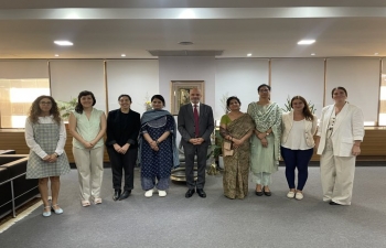 El Embajador Dinesh Bhatia agradeció a las mujeres del equipo de la Embajada su dedicación y logros con motivo del Día Internacional de la Mujer 2024.