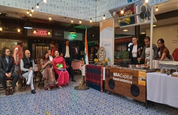 Ambassador Dinesh Bhatia joined of City of Buenos Aires to host Flavours of India, at Mercado de Belgrano